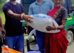 शंकरगढ।समाजसेवियों ने पेश की मानवता की मिसाल, बाढ़ पीड़ितों को बांटी राहत सामग्री